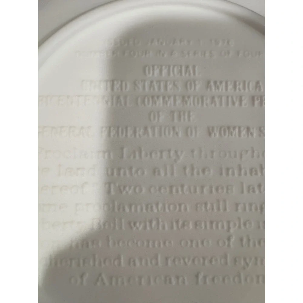 1976 GFWC US Bicentennial Commemorative Plate Liberty Bell Milk Glass White